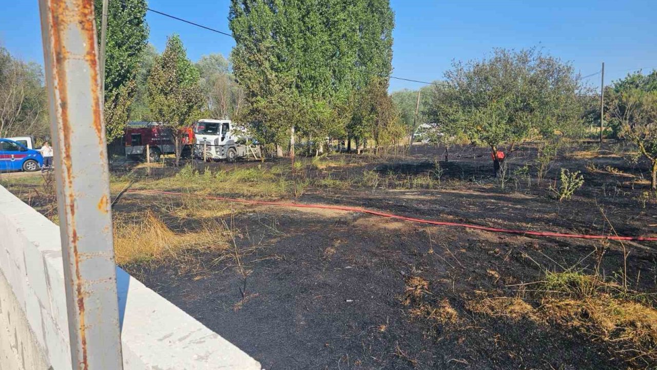 Evin bahçesinde çıkan yangın paniğe neden oldu
