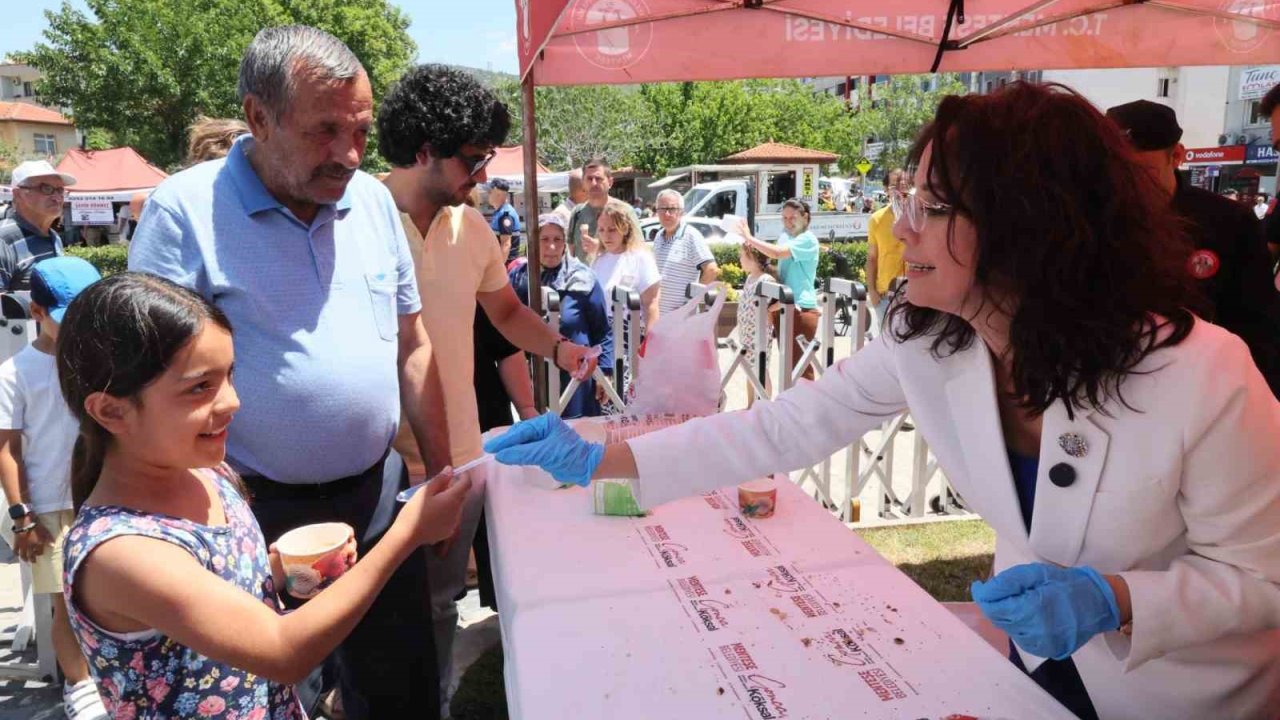 Menteşe Belediyesi’nden vatandaşlara aşure ikramı