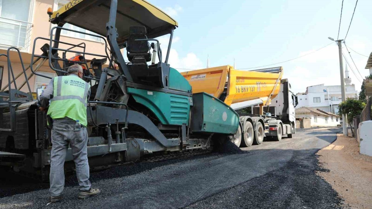 Karacabey’in Yenikaraağaç Mahallesi’nde yollar yenileniyor