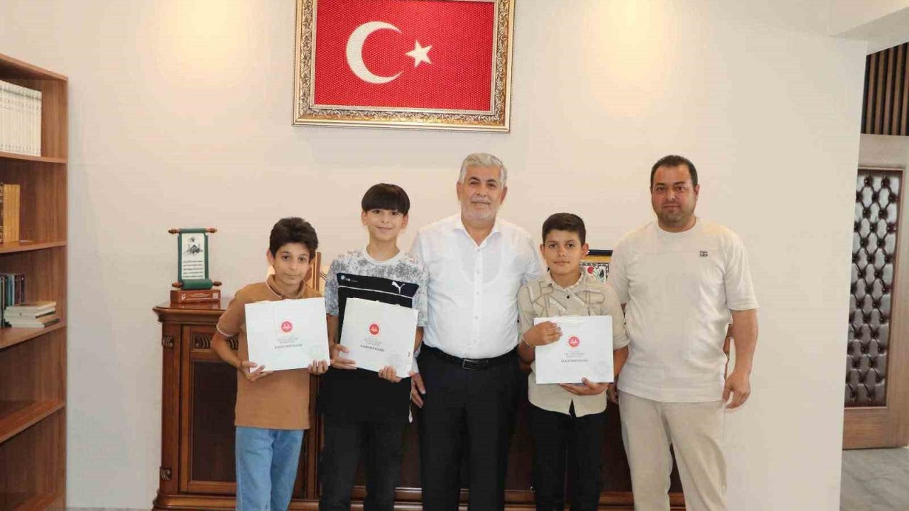 Suyun parasını kameraya gösteren çocuklar müftülükte ağırlandı