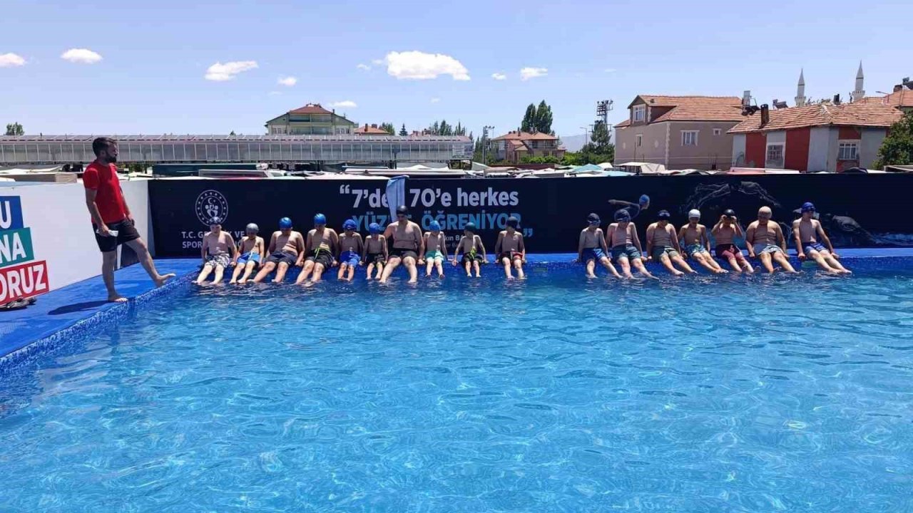 Tomarza’da Yaz Spor Okulları’nda yüzme heyecanı devam ediyor