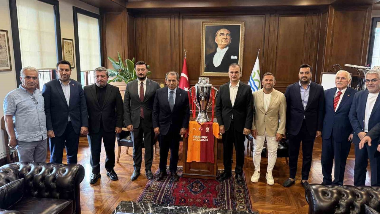 Başkan Dursun Özbek, Büyükçekmece’de Şampiyonlar Anıtı’na Galatasaray bayrağını çekti