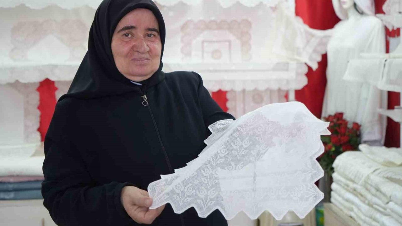 50 yıldır işlediği sanat ile gelinlik kızların çeyizini süslüyor