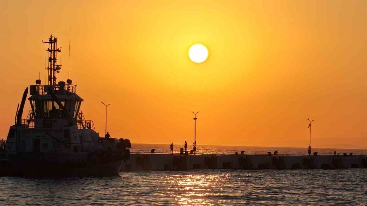 Kuşadası, gün batımında kızıla boyanıyor