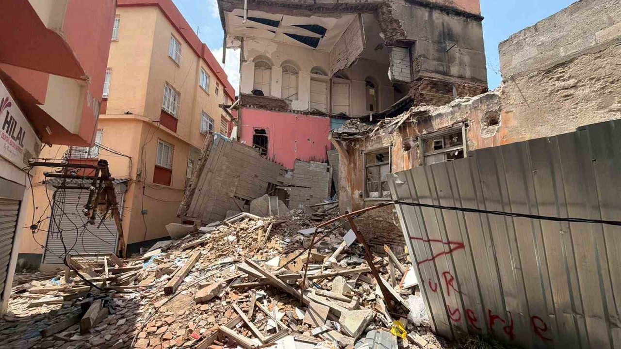 Adana’da yıkılan metruk binanın enkazı 48 gündür kaldırılmadı