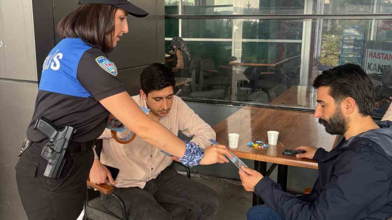 Ağrı’da sağlık çalışanları ve vatandaşlara Hayat 112 uygulaması tanıtıldı