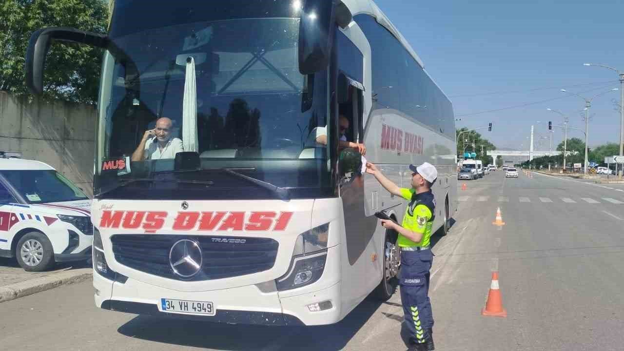 Muş’ta jandarmadan şehirlerarası yolcu otobüslerine sıkı denetim