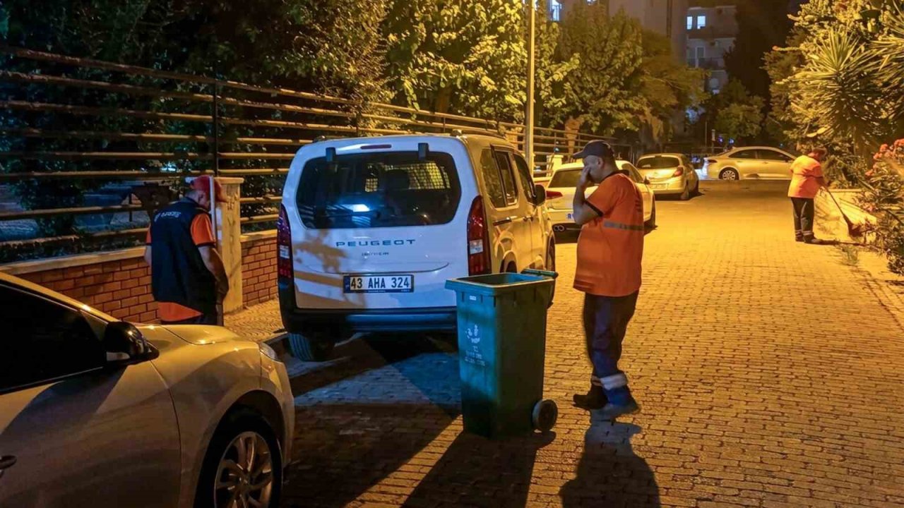 Efeler Belediyesi temizlik ekipleri çalışmalarını sürdürüyor