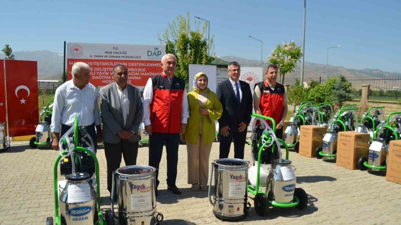 Muş’ta manda yetiştiricilerine süt sağım ve elektrikli yayık makinesi desteği