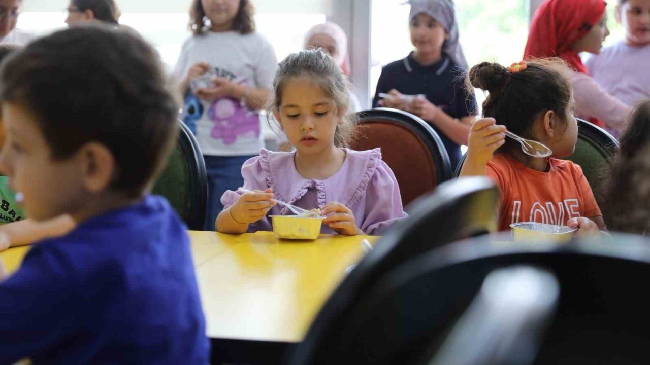 Düzce Belediyesi çocuk üniversitesinden aşure etkinliği