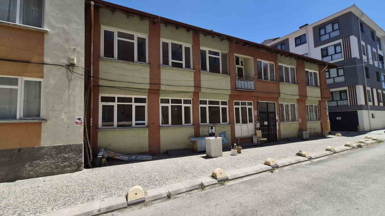 Bulunduğu sokağa renk katan ’Sevgililer ve Aşıklar Parkı’ artık yok