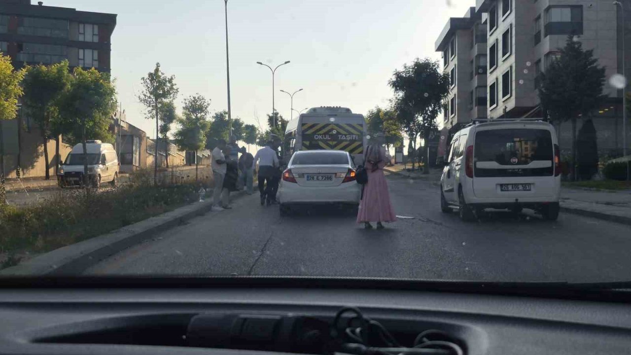 Eskişehir’de otomobilin servise çarptığı kazada maddi hasar oluştu