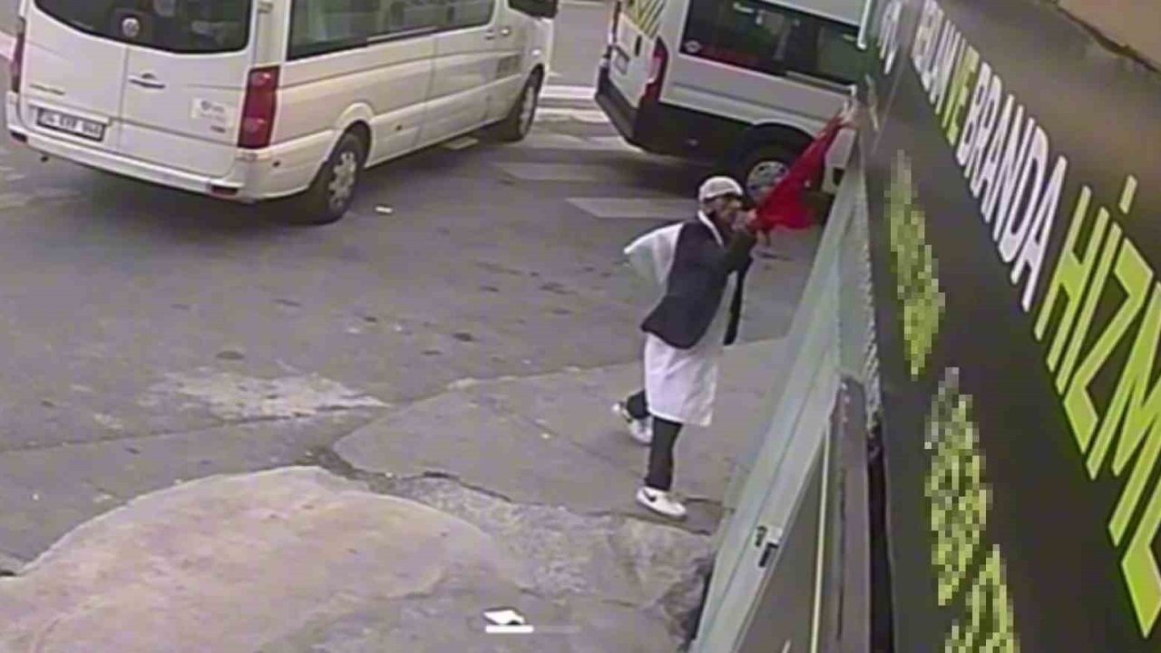 Kağıthane’de Türk bayrağını yere attı: 11 suç kaydı bulunan şüpheli yakalandı