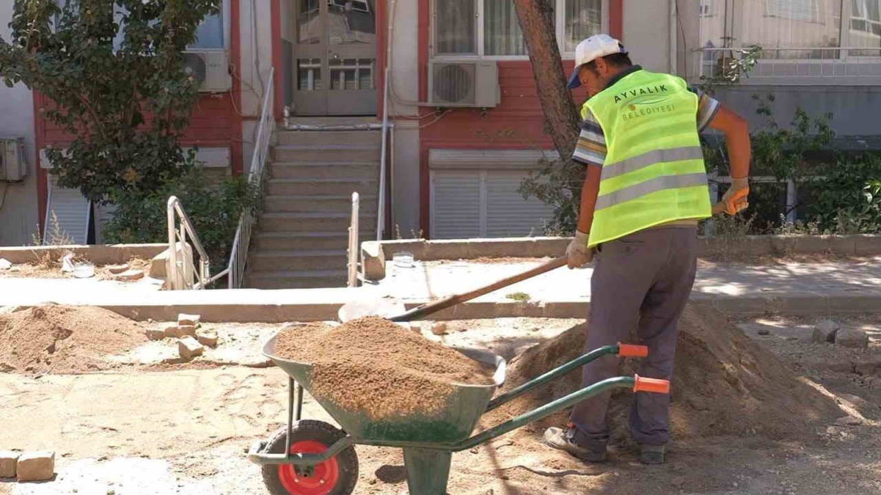 Ayvalık’ta yol bakım ve onarım çalışmaları aralıksız sürüyor