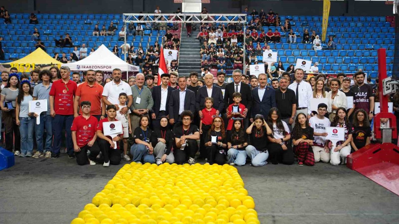 Robotlar spor salonunda yarıştı