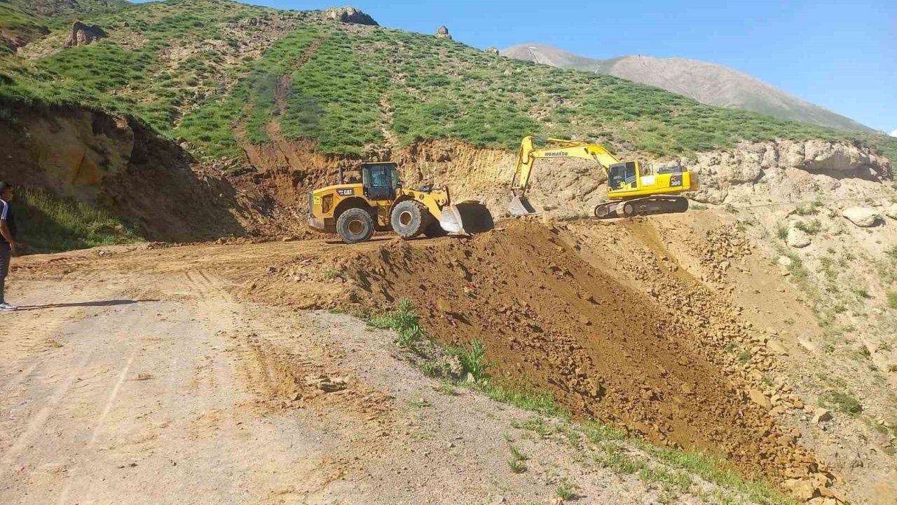 Ağrı’da köy yollarında bakım ve altyapı çalışmaları sürüyor