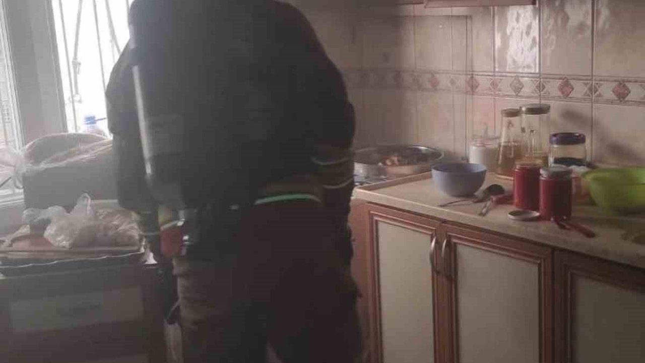 İskenderun’da ocakta unutulan yemek yangına neden oldu