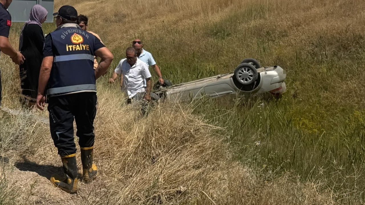 Konya-Eskişehir yolunda otomobil şarampole devrildi: 2 yaralı