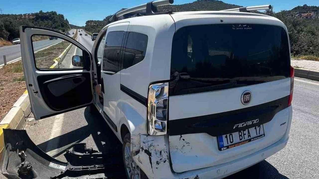 Burhaniye’de otomobiller çarpıştı