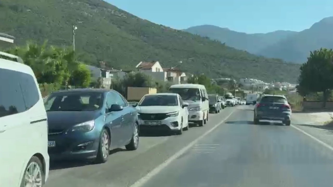 Kuşadası’nda milli park dönüşü yoğunluğu oluştu