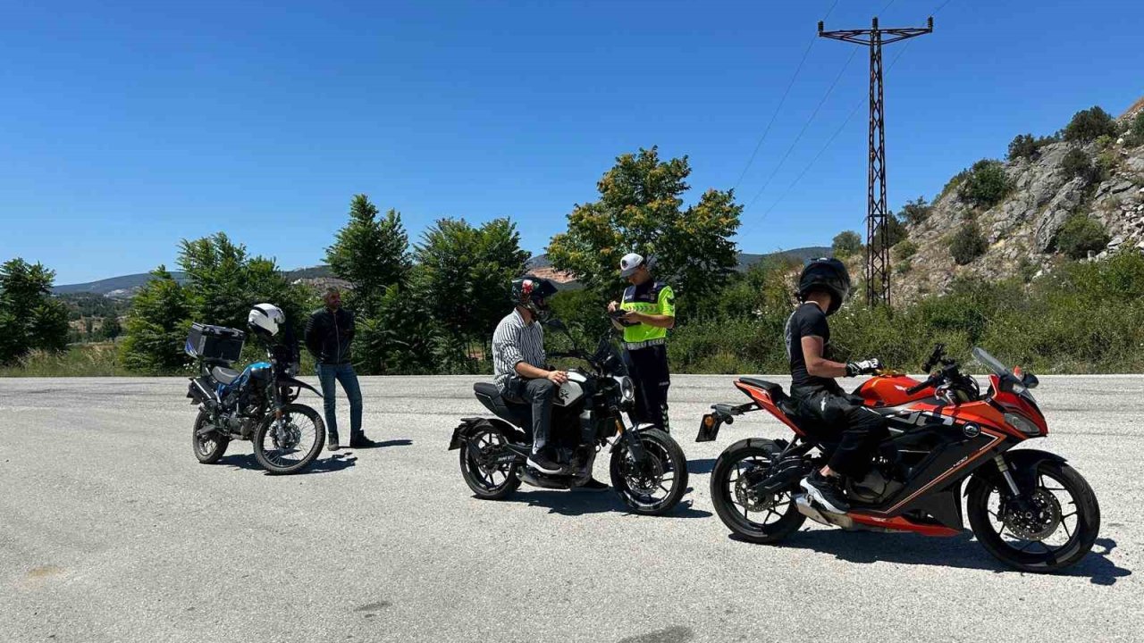Jandarmadan motosiklet sürücülerine hayati uyarılar