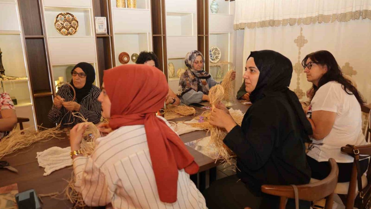 Üreten kadınların yeni adresi "Ana Kafe"de ilk atölye heyecanı