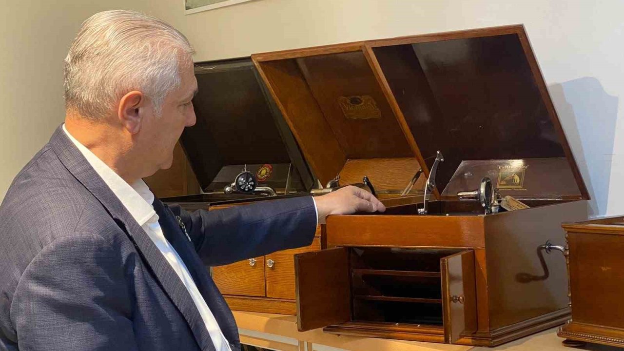 Gramafon tutkusuyla yüzlerce gramafon ve plakı bir araya getirdi