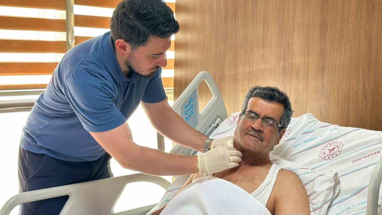 Siirt’te felç riski taşıyan hasta başarılı şah damarı ameliyatıyla sağlığına kavuştu
