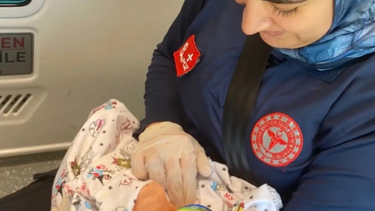 Şırnak’ta anne hastaneye yetişemedi, sağlık ekibi bebeği ambulansta doğurttu