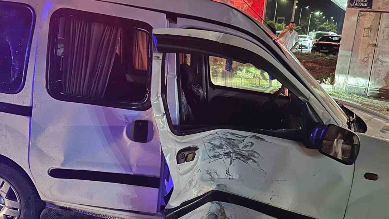 Samsun’da hafif ticari araç ile motosiklet çarpıştı: 5 yaralı