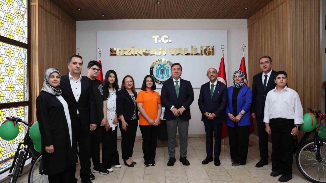 LGS’de 500 tam puan alan 3 öğrenci ödüllendirildi
