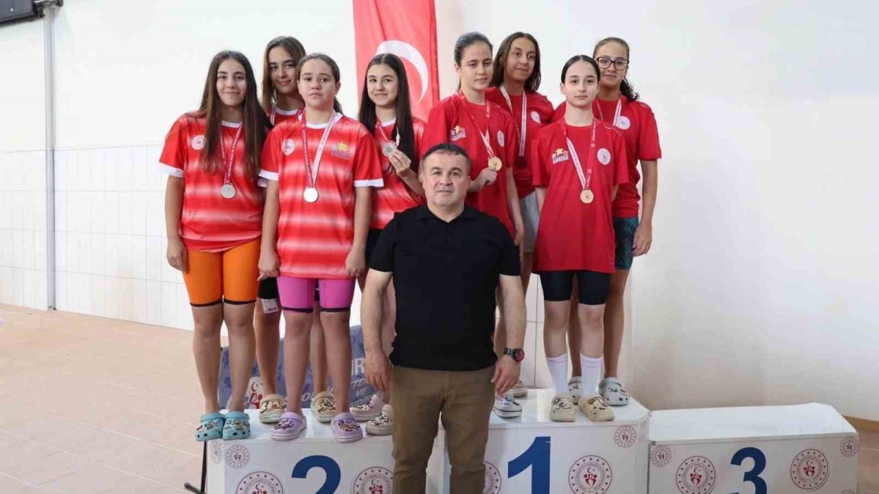 Yüzme müsabakalarında madalyalar sahiplerini buldu