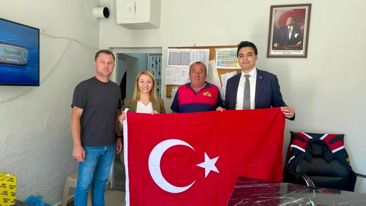 15 Temmuz öncesi esnafa Türk bayrağı dağıtıldı