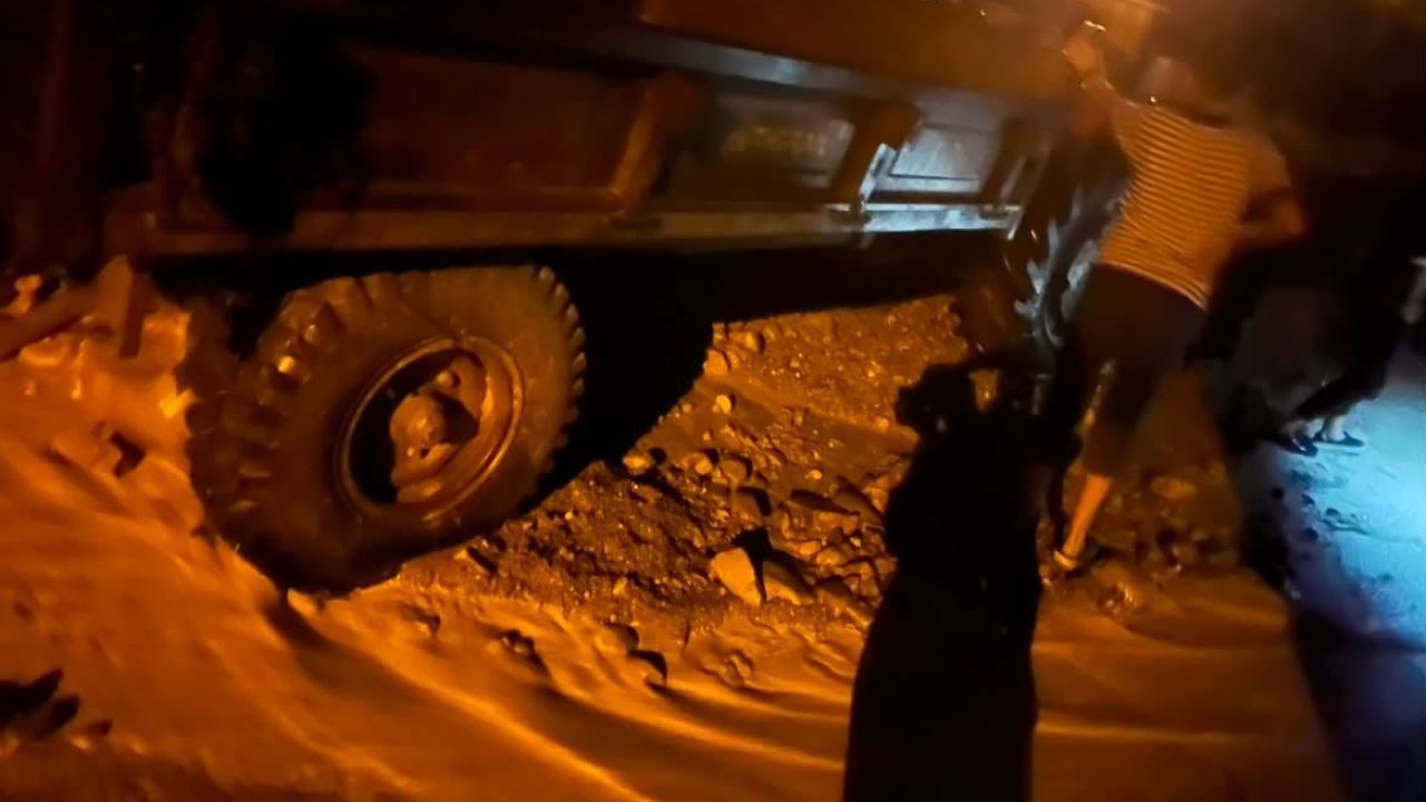 Artvin’de gece etkili olan sağanak taşkınlara neden oldu