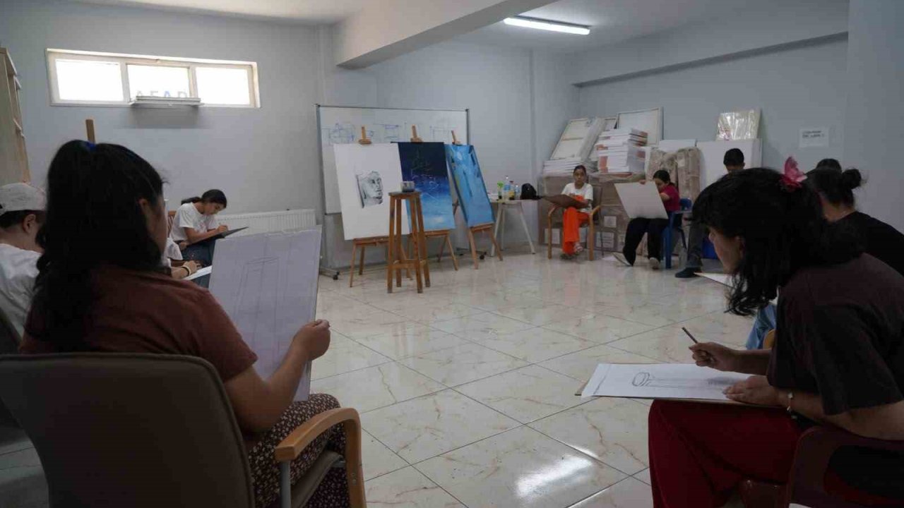 AKEM’de veliler ve çocuklar aynı atölyede resim eğitimi alıyor