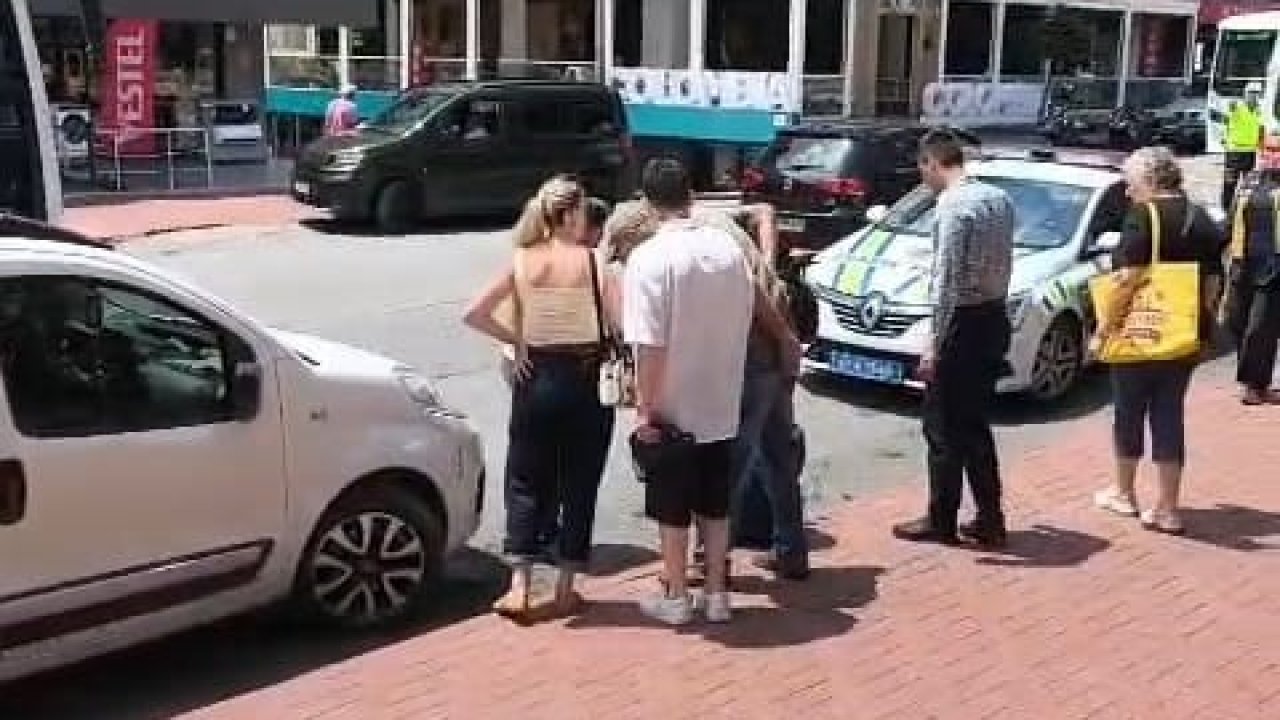 Scooterla dengesini kaybedip düşen sürücü yaralandı