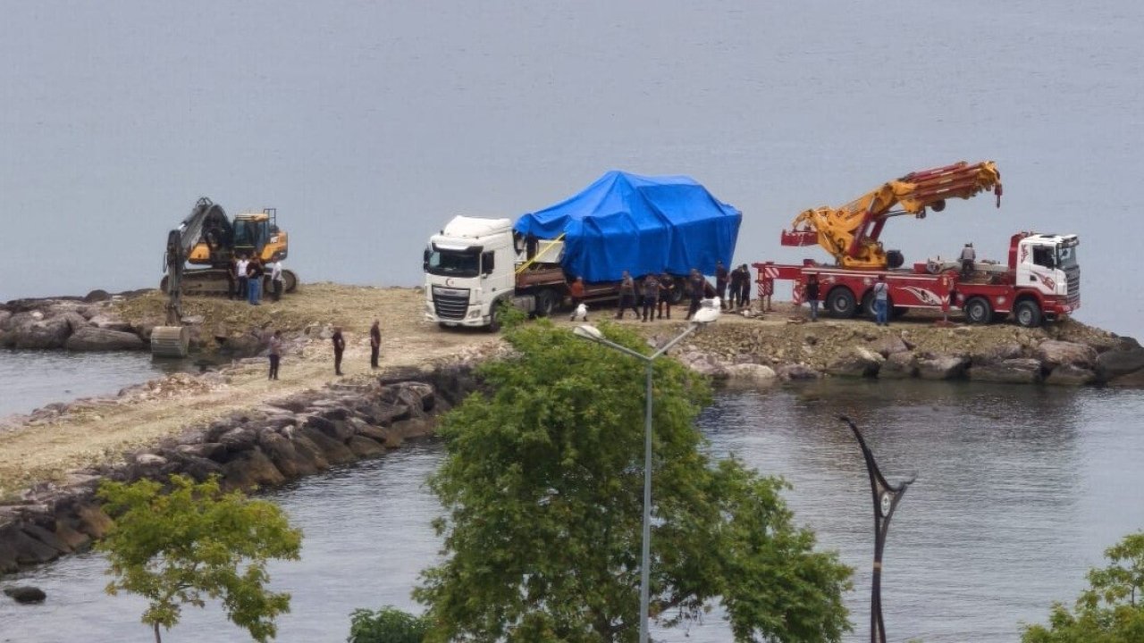 Giresun’da kayalıklara çıkan Sahil Güvenlik botu olay yerinden kaldırıldı