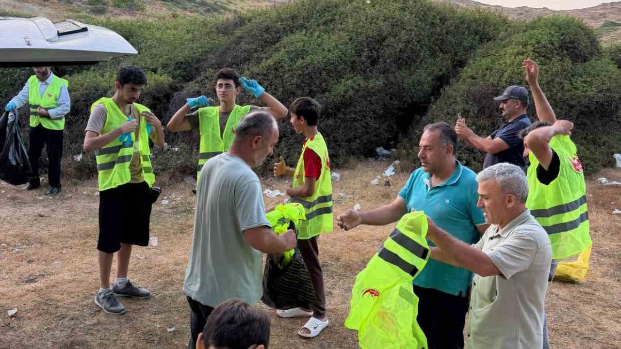 Sabah namazının ardından çevre için el ele verdiler