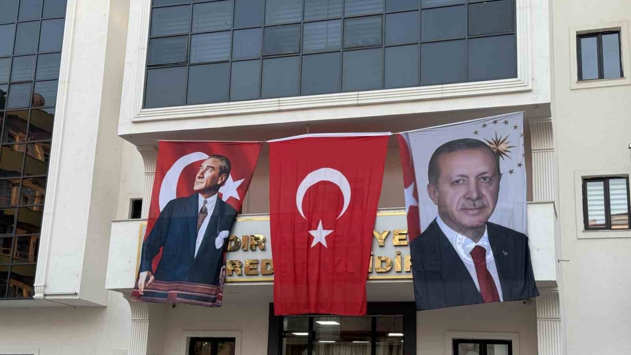 DEM Partili Iğdır Belediyesi binasına Cumhurbaşkanı Erdoğan’ın posteri asıldı