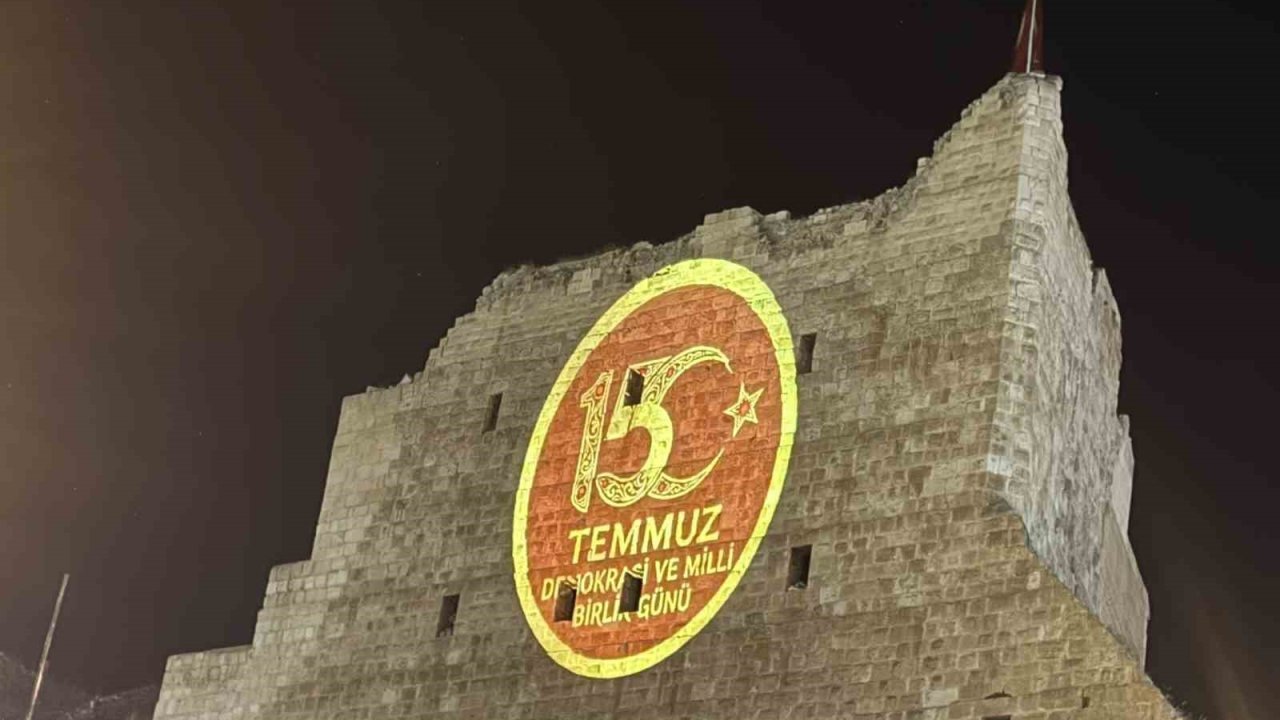 3 bin yıllık Birecik Kalesi’nde 15 Temmuz’a özel ışık gösterisi