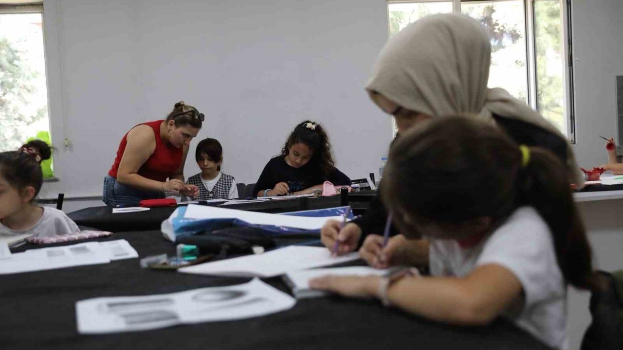 Anne ve çocukları karakalem tezhip çalışması yaptı
