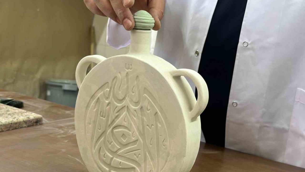 El ile şekillendirilen seramiğin fırından çıkıp son halini alması 1 hafta sürüyor