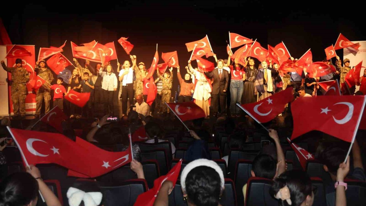 Erzurum’da çocuklar "15 Temmuz Destanı"nı sahneye taşıdı