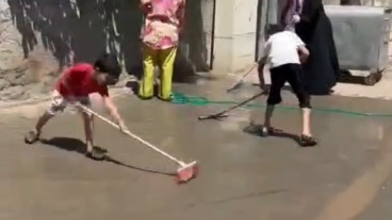 Batman’da onarım sonrası temizlenmeyen yolları vatandaşlar temizledi