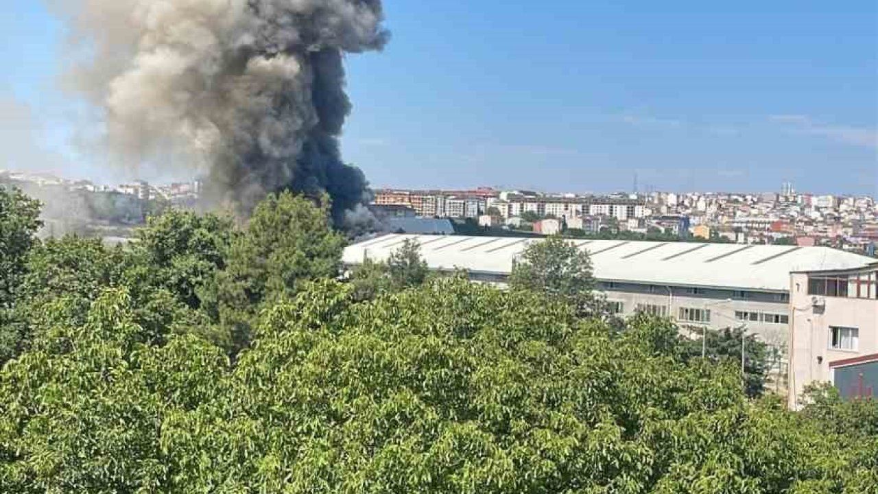 Arnavutköy’de sünger fabrikasında yangın