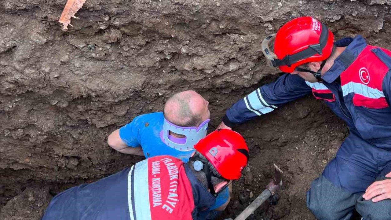 Trabzon’da belden aşağısı toprak altında kalan işçiyi itfaiye ekipleri kurtardı