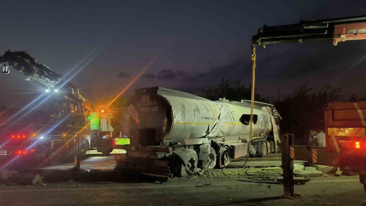 Erzin’de yakıt yüklü tanker devrildi
