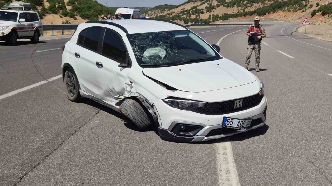 Bingöl’de otomobil bariyerlere çarptı: 4 yaralı