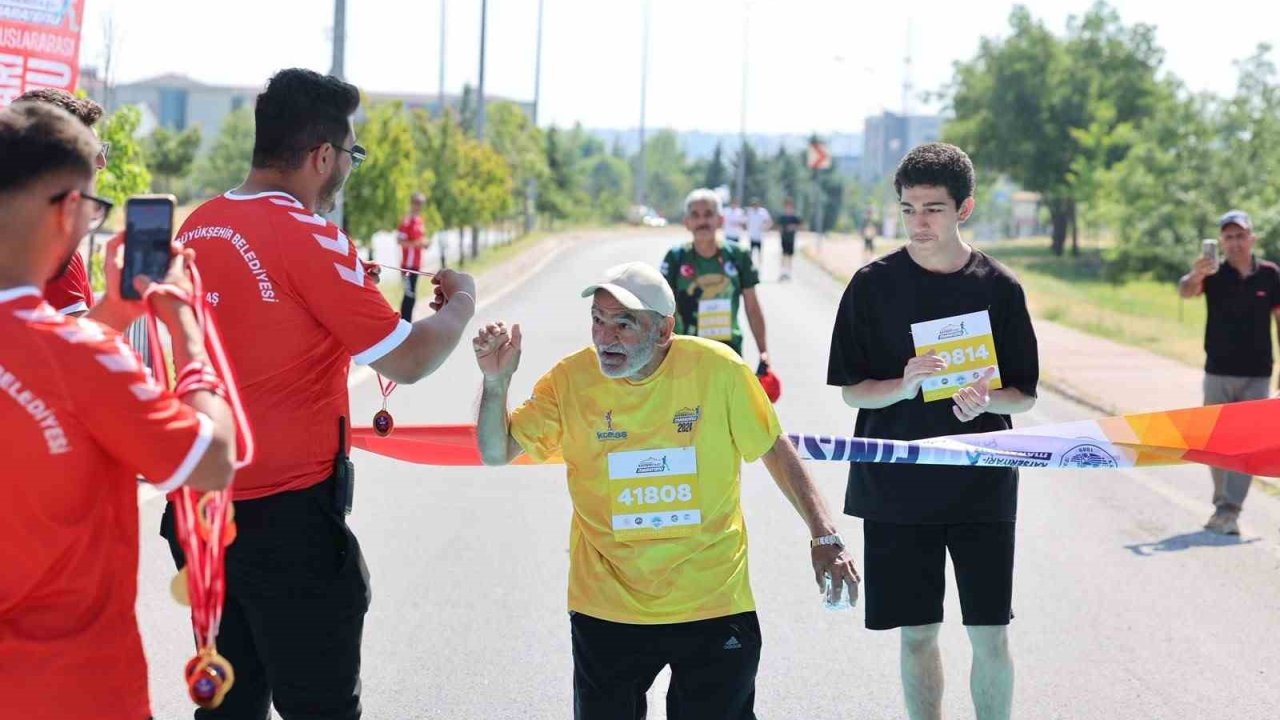 7’den 70’e demokrasi koşusunda buluştu