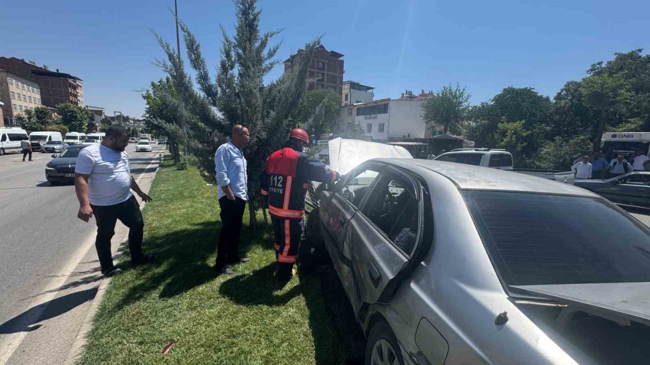 Elazığ’da beton mikseriyle otomobil çarpıştı: 3 yaralı